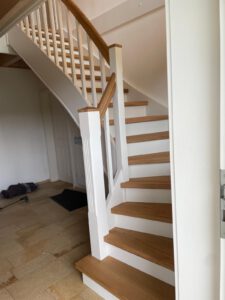 Wangentreppe in weiß und Eiche mit Profilierung