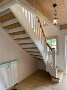 Wangentreppe in weiß und Eiche mit Profilierung