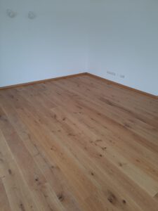 Parkett in Eiche astig gebürstet und lackiert