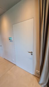 Schreinergefertigtes Frameless Türelement in Weißlack