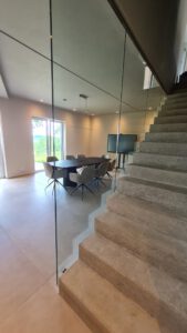 Glasgeländer mit Punkthalter und Deckenprofil in Edelstahl