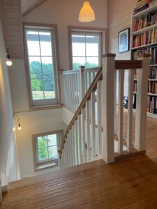 Geländer mit Profilierung in weiß und Eiche