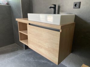 Waschtischunterschrank in Eichedekor mit schwarzer Griffmulde