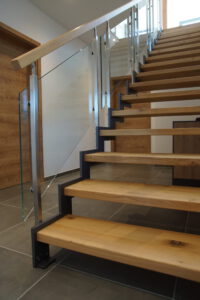 Systemtreppe in Eiche massiv mit Glasgeländer