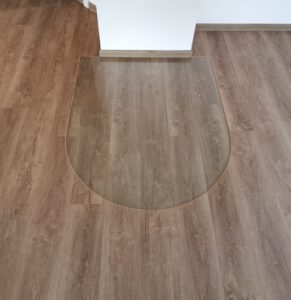 Vinylboden Eiche Vintage mit bündig liegender Glasplatte