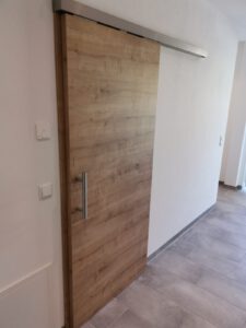 Schiebetürelement vor der Wand laufend