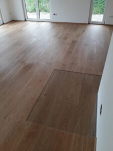 Parkett Eiche lebhaft mit bündig eingelassener Glasplatte