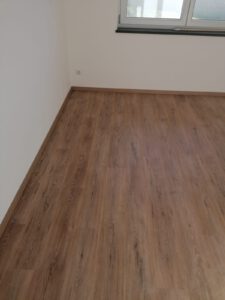 Laminat mit passenden Sockelleisten