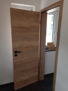 Zimmertürelement mit schwarzer Drückergarnitur und quadratischer Rosette