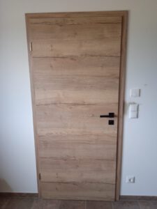 Zimmertürelement mit schwarzer Drückergarnitur und quadratischer Rosette