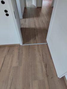 Laminat schwimmend verlegt mit Übergangsprofil in silber