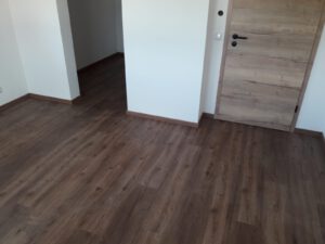 Vinylboden mit passenden Sockelleisten