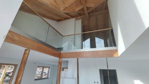 Galeriegeländer aus Glas mit Handlauf in Eiche