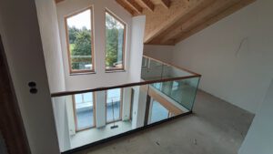 Galeriegeländer aus Glas mit Handlauf in Eiche