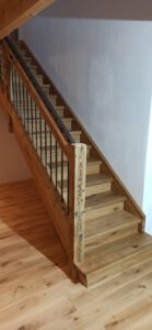 Treppe in Eiche mit Geländer aus Altholz
