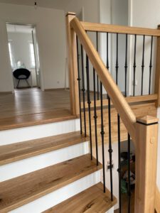 Geländer in Eiche mit geschmiedeten Zierstäben in schwarz