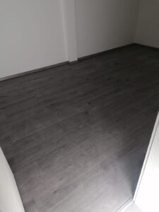 Laminat in Eiche hellgrau