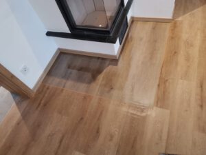 Vinylboden in Eiche hell mit bündig liegender Glasplatte