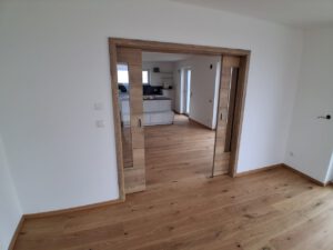 Schiebetürelement mit Lichtausschnitt