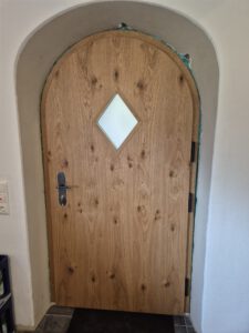 Schreinergefertigte Haustüre mit Rundbogen und Lichtausschnitt
