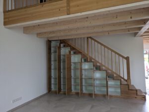 Treppenschrank mit verstellbaren Einlegeböden