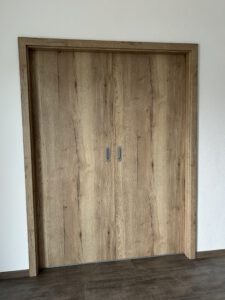 Schiebetürelement mittig in der Wand laufend