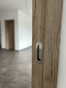 Schiebetürelement mit Muschelgriff in Edelstahl