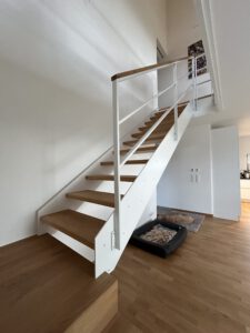 Stahlwangentreppe in weiß mit Podest