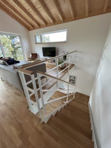 Stahlwangentreppe in weiß mit Podest