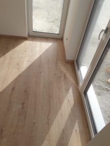 Laminat in Eiche hell mit Abschlussprofil