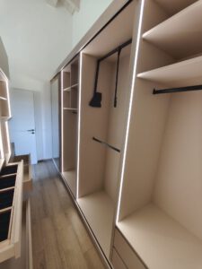 Offene Ankleide mit Kleiderlift und LED Beleuchtung