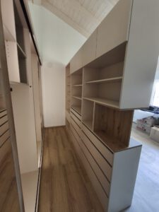 Offene Ankleide mit Schrank als Raumteilelement