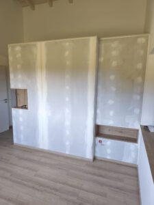 Schrankelement als Raumteiler mit Nachttischnische