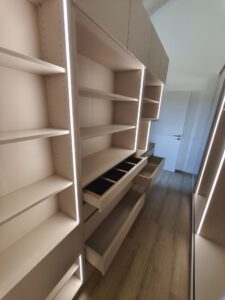 Offene Ankleide mit LED Beleuchtung und Schmuckschublade