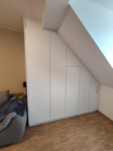 Einbauschrank angepasst an die Dachschräge