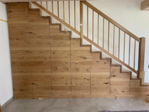 Treppenschrank in Eiche astig furniert