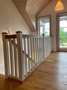 Brüstungsgeländer mit Profilierung und Pfostendächern