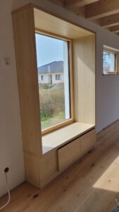 Sitzfensterbank in Fichteoptik mit Schubladenunterbau