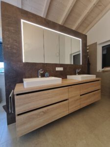 Waschtischunterschrank mit bündig in der Wand liegendem Spiegelschrank