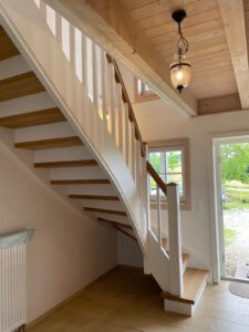 Wangentreppe in weiß und Eiche mit Profilierung