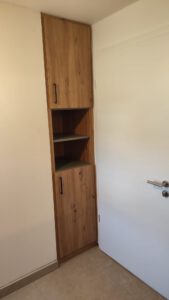 Einbauschrank in Nische in Eichedekor mit grünen Akzenten