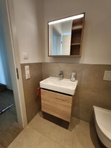 Gästewaschtisch mit passendem Spiegelschrank mit LED Beleuchtung