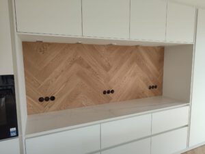 Nischenrückwand aus Fischgrätparkett Eiche lebhaft gebürstet