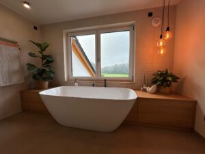 Passgenaue Badewannenverkleidung in Eiche mit Stauraum