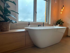 Passgenaue Badewannenverkleidung in Eiche mit Stauraum