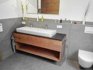 Waschtischunterschrank in Eiche massiv mit offenem Bereich