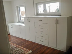 Sideboard in weiß beschichtet mit Relinggriffen