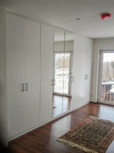 Einbauschrank mit Spiegel in weiß beschichtet