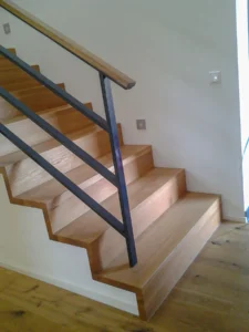 Treppe Faltwerk mit Flachstahlgeländer schwarz