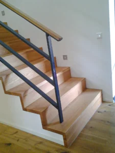 Treppe Faltwerk in Eiche mit Flachstahlgeländer schwarz
